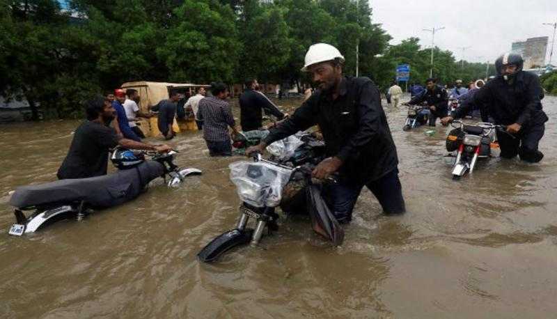 البرق والأمطار يوديان بحياة 12 شخصا في باكستان