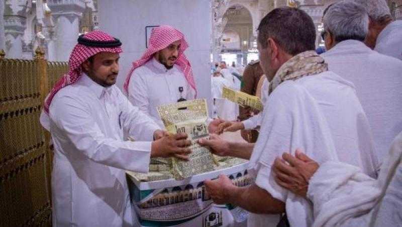 رئاسة شؤون الحرمين تهدي ضيوف الرحمن حقائب توعوية تتعلق بشرح أحكام وواجبات الحج