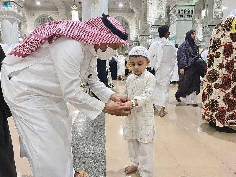 ”شؤون الحرمين” توزع أساور معصم اليد للزائر الصغير في المسجد الحرام