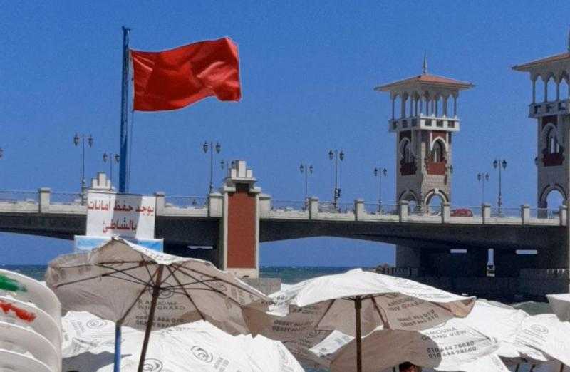 شواطئ الإسكندرية ترفع الرايات الحمراء لليوم الخامس على التوالي