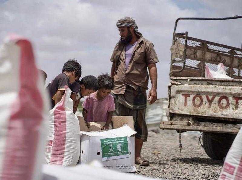 مركز الملك سلمان للإغاثة يوزع سلال غذائية في عدة محافظات يمنية