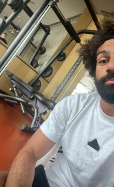 محمد صلاح يؤدي وصلة تدريبات بدنية في الجيم