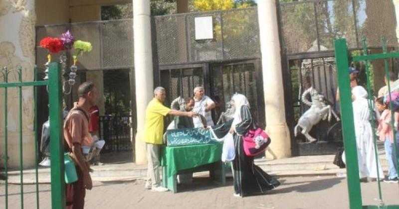 توزيع 8000 كيس بلاستيك على رواد الحدائق بالجيزة