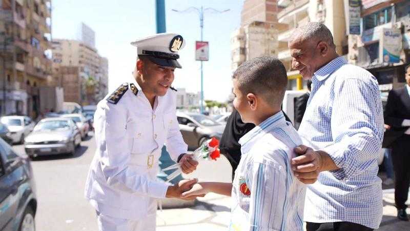 الداخلية تشارك المواطنين الاحتفال بذكرى 30 يونيو بتوزيع الهدايا