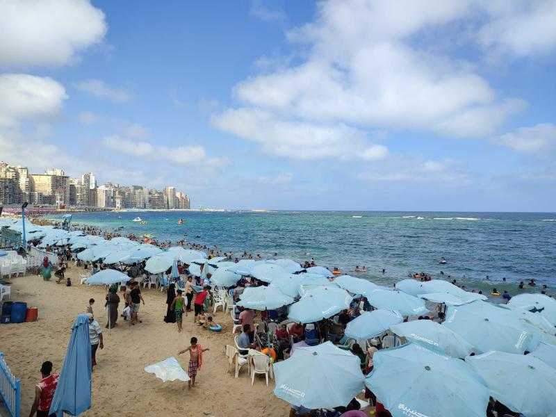 محافظ الإسكندرية يُوجه السياحة والمصايف بالمتابعة المستمرة لحالة الشواطئ