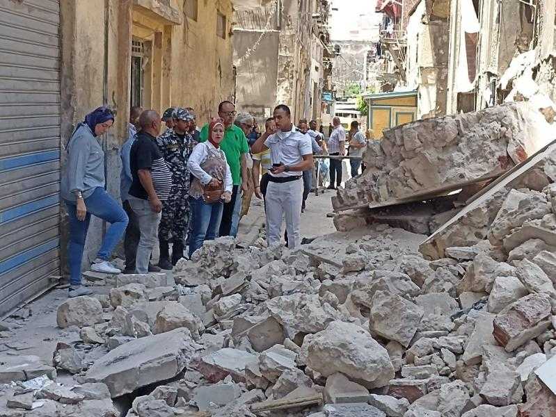 انهيار أجزاء من عقار قديم في حارة نجاة بالإسكندرية دون إصابات| صور ​