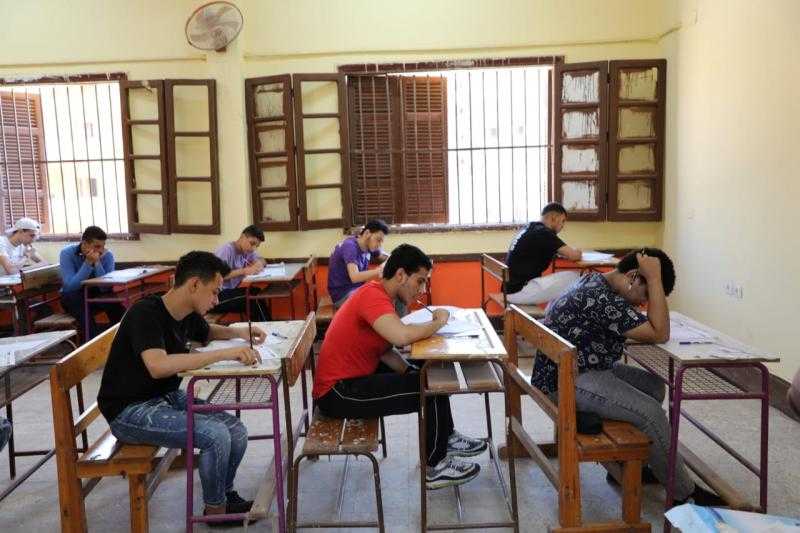 98 % نسبة حضور طلاب الثانوية العامة في امتحاني الفيزياء والتاريخ بالوادي الجديد