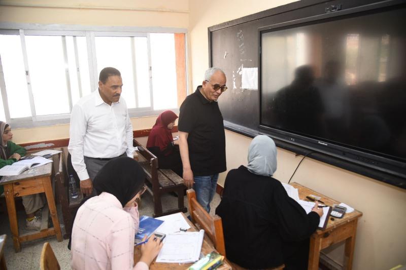 وزير التربية والتعليم ومحافظ مطروح يتفقدان عددا من لجان امتحانات الثانوية العامة| صور