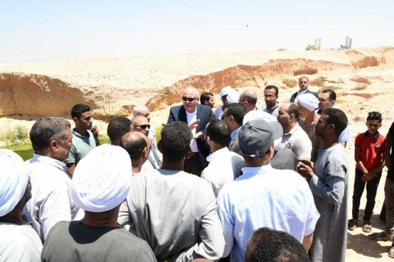 محافظ قنا يتفقد موقع انهيار أحد أحواض الغابة الشجرية بالصالحية | صور