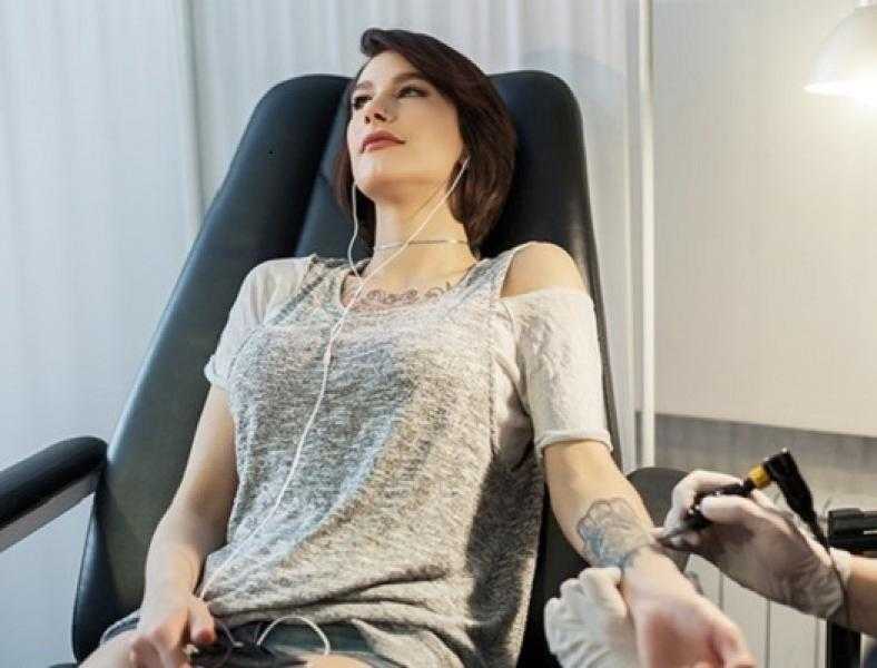 اللجوء لرسم الوشم على الجسم بكثرة يشير إلى اضطراب نفسي