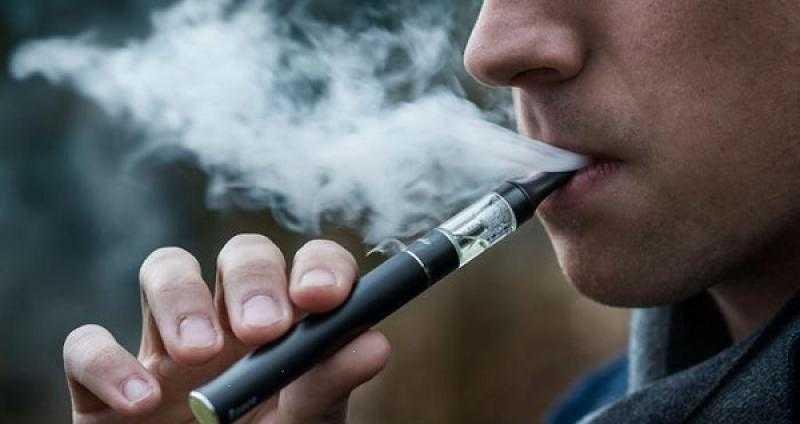هل السجائر الإلكترونية أكثر أماناً من العادية ؟ الصحة تجيب