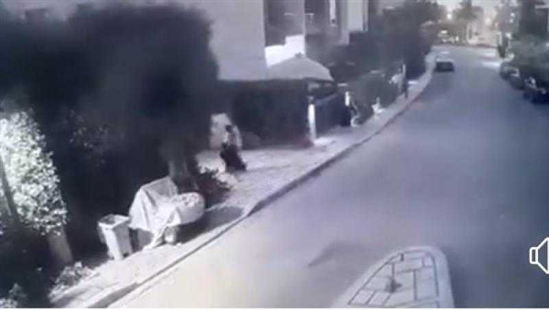 كاميرات المراقبة توثق حادث صدم سيدة واسرتها في مدينتي