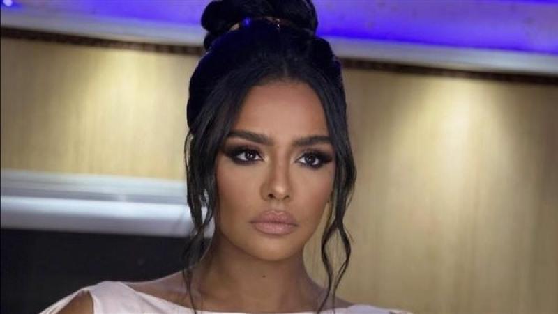 أسماء أبو اليزيد تكشف عن أعمالها الفنية الجديدة