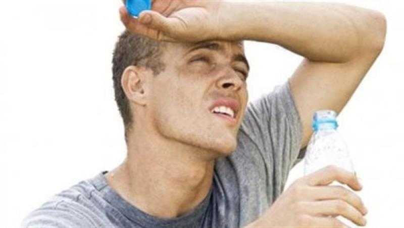استشاري حميات يقدم نصائح لتجنب الإصابة بـ الإجهاد الحراري