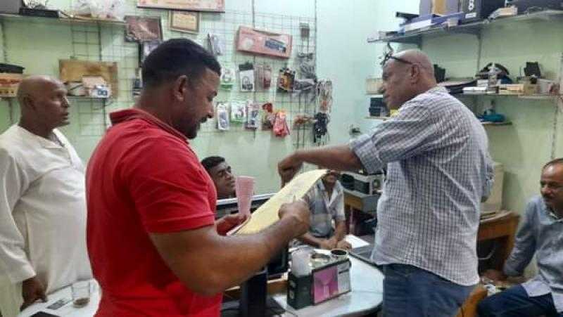 إيقاف أعمال تحويل نشاط مخالف في حملة لمراجعة تراخيص المحال في حلوان