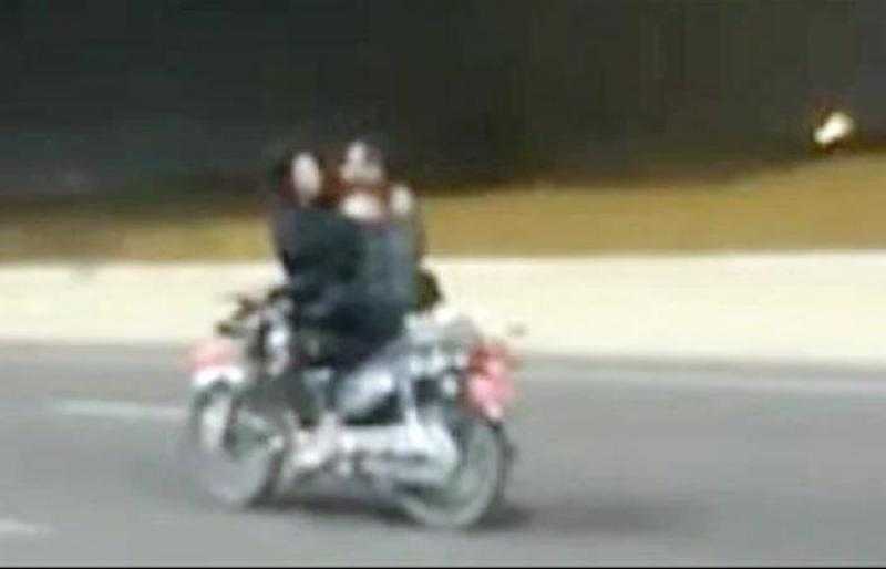 كشف ملابسات مقطع فيديو يكشف جلوس شاب وفتاة على موتوسيكل بوضع غير لائق