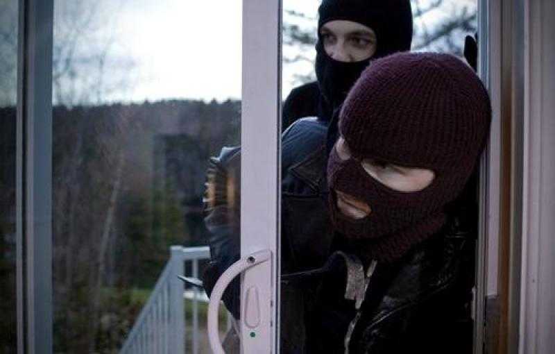 التحري عن المتهمين بسرقة الشقق السكنية بمنطقة الساحل