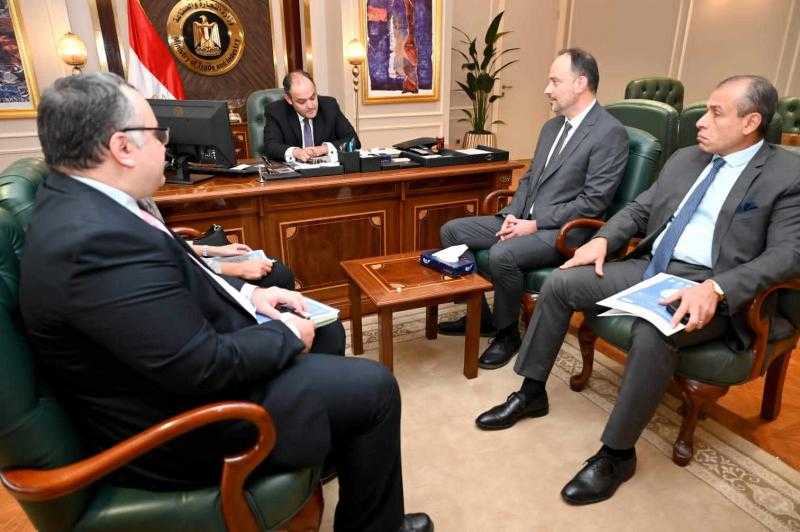 وزير الصناعة يلتقي وفد شركة للمنتجات الصحية لبحث فرص الاستثمار