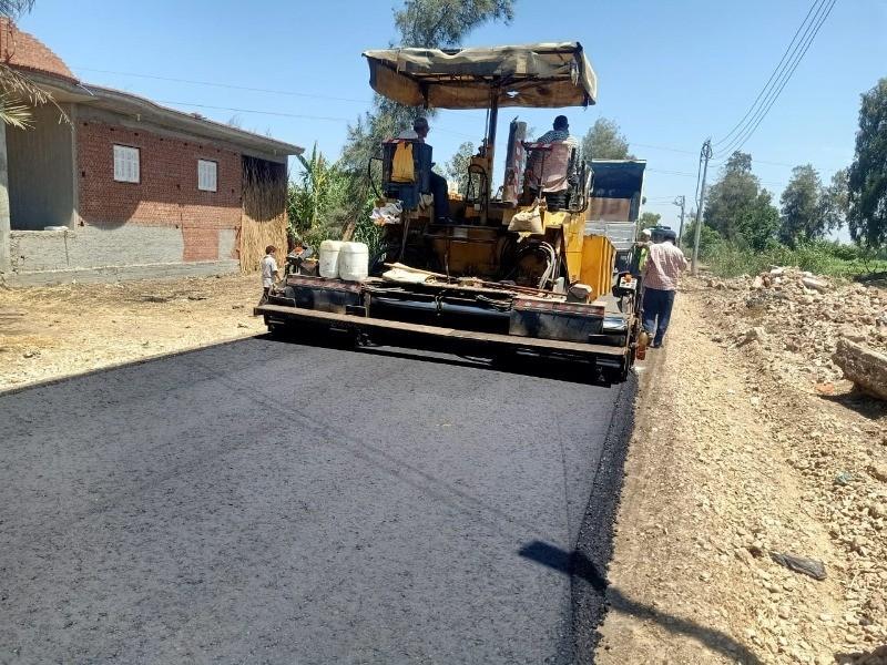 محافظ أسيوط يناقش اشتراطات خطة الرصف في القرى والمراكز