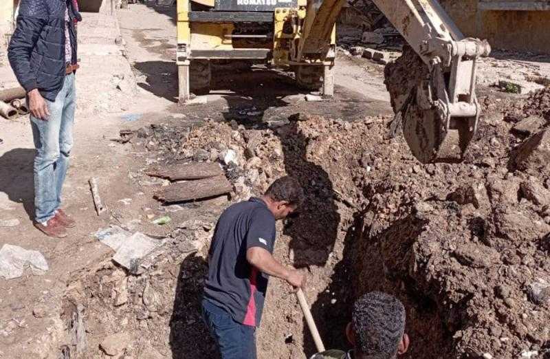 إصلاح كسر ماسورة مياه رئيسية على طريق القباري السريع في الإسكندرية