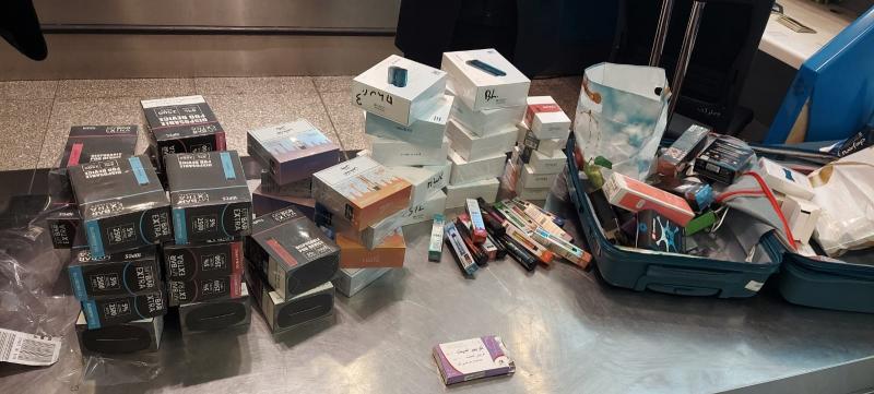 ضبط راكبة أجنبية حاولت تهريب 974 عبوة شيش إلكترونية ومستلزماتها