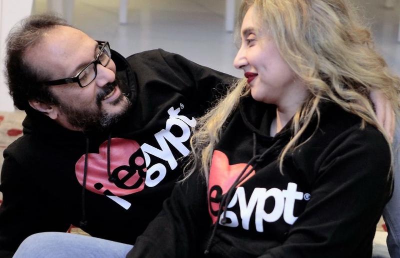 هدى زوجة علي الحجار: ”موجودة معاه في كل حفلاته وقبل الجواز عاكسني بـ(عارفة)”