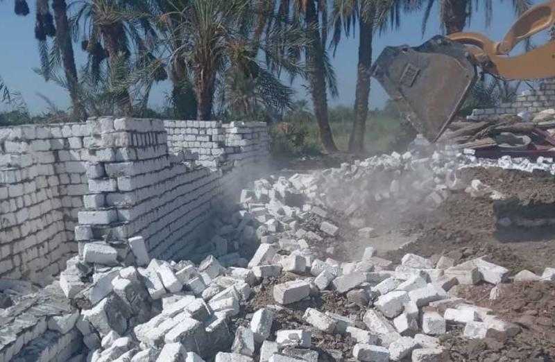 إزالة ثلاث حالات تعدِ وبناء دون ترخيص بـ«سنورس» في الفيوم | صور