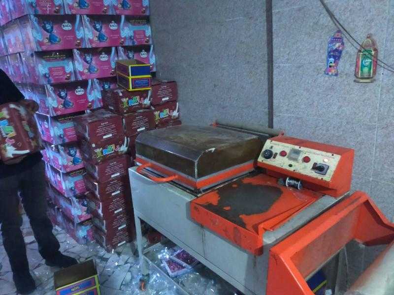 ضبط 8640 قطعة شيكولاتة مقلدة بمصنع غير مرخص بـ«سنورس» في الفيوم |صور