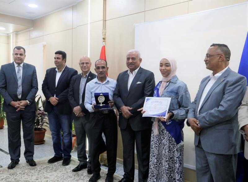 محافظ السويس يكرم أوائل شهادات الدبلومات الفنية.. صور