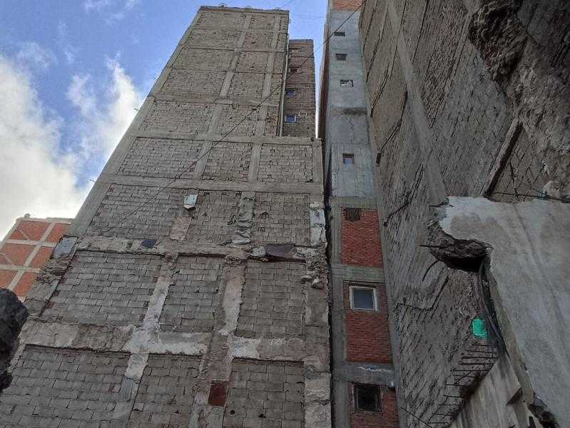 إزالة 6 طوابق من عقار اللبان المائل بالإسكندرية بعد إخلائه
