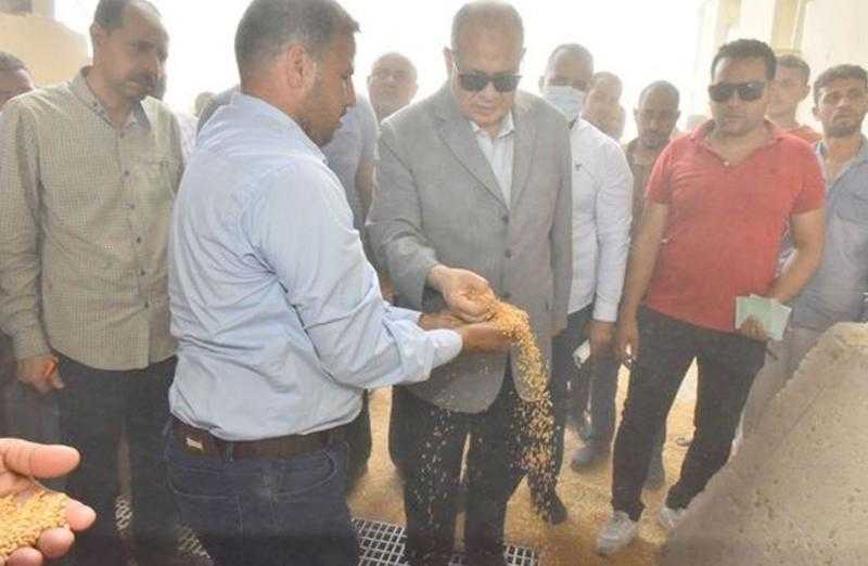 محافظ أسيوط: توريد 137 ألف طن قمح محلي للشون والصوامع ومراكز التجميع حتى اليوم الثلاثاء