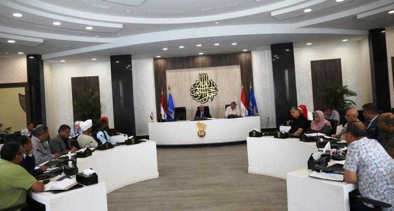 محافظ أسوان يوجه الجهات التنفيذية بحل مشكلات قرية وادي العلاقي