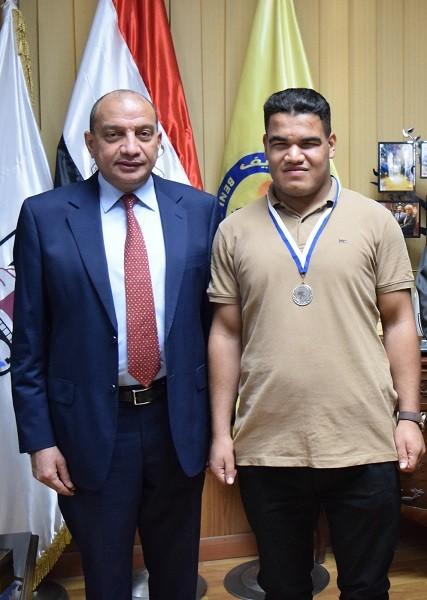 رئيس جامعة بني سويف يكرم محمود عنتر ثاني العالم في جودو المكفوفين