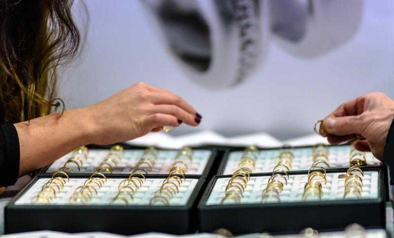 هل يحق للزوج أخذ الشبكة التي قدَّمها لزوجته رغمًا عنها أو دون علمها؟..دار الافتاء تجيب