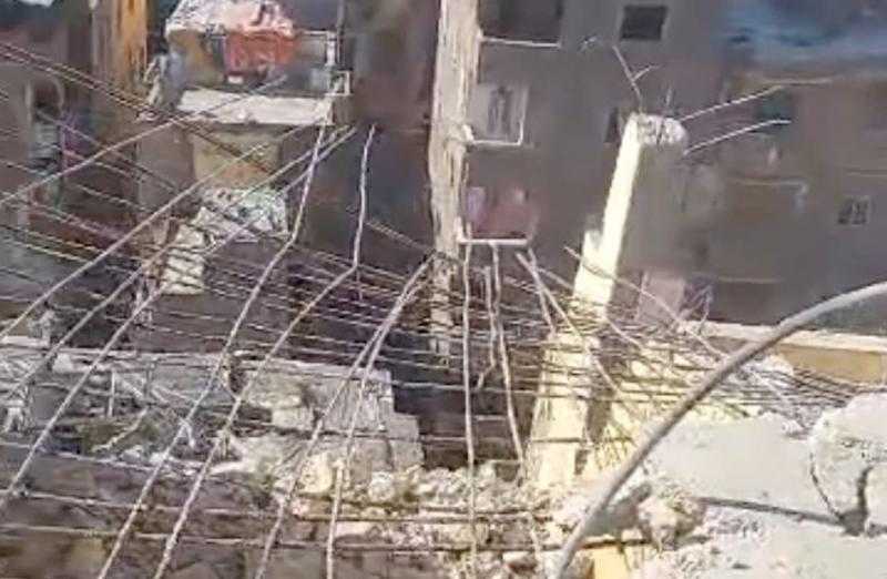 استمرار إزالة طوابق العقار المائل بحي الجمرك في الإسكندرية