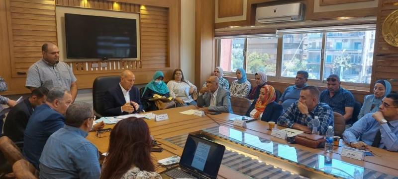 نائب محافظ القاهرة يناقش مع مدير التموين سُبل السيطرة على الأسعار | صور