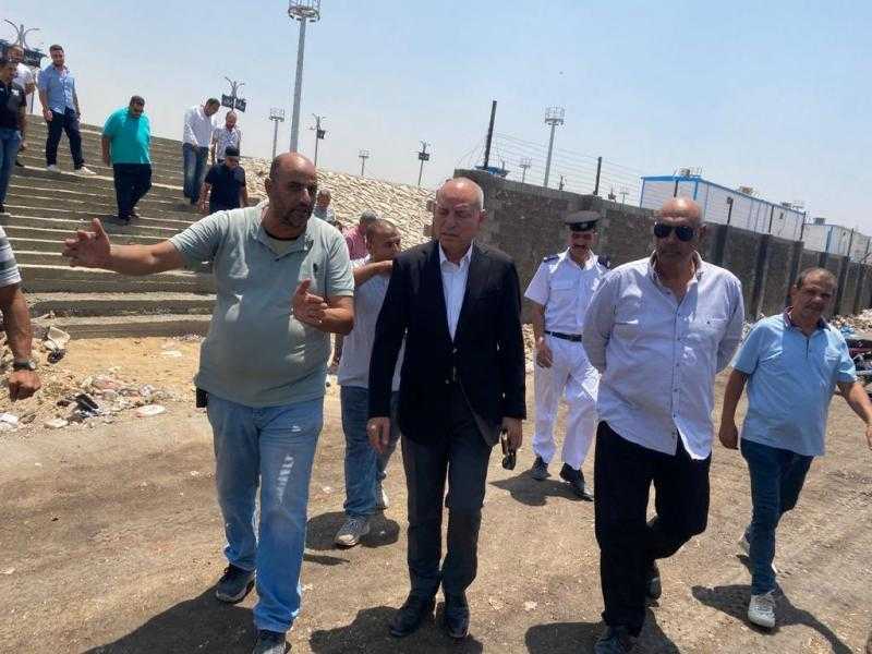 نائب محافظ القاهرة يتفقد موقف العاشر ويوجه بتقنين منافذ السلع الجديدة.. صور