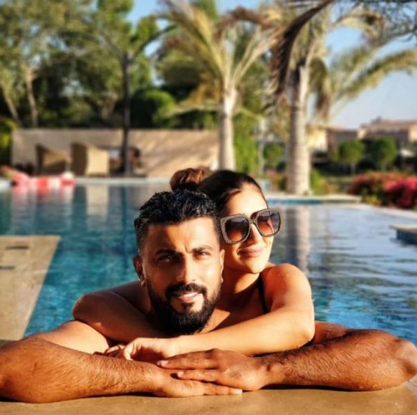محمد سامي ومي عمر يثيران الجدل في صورة بحمام السباحة