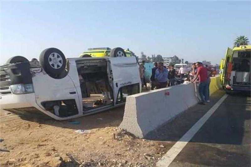 مصرع 3 أشخاص وإصابة 8 آخرين في انقلاب ميكروباص بالمنيا