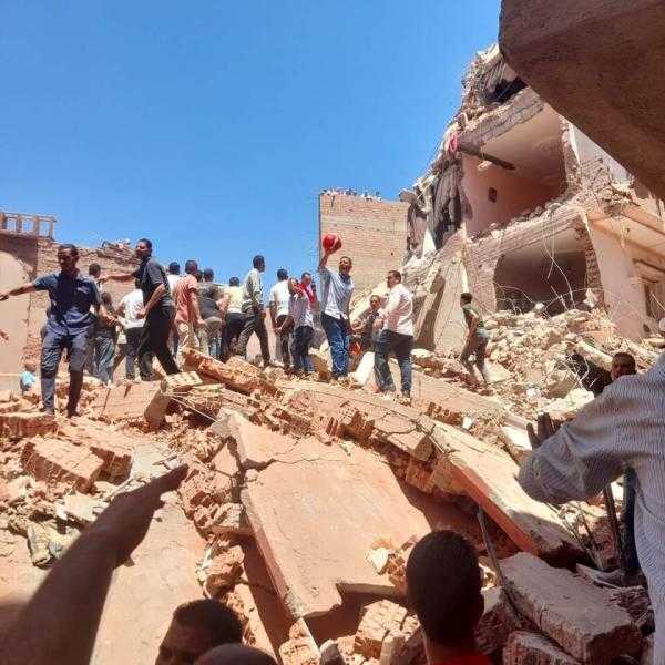 انتشال جثة رابعة من تحت أنقاض عقار رشيد المنهار