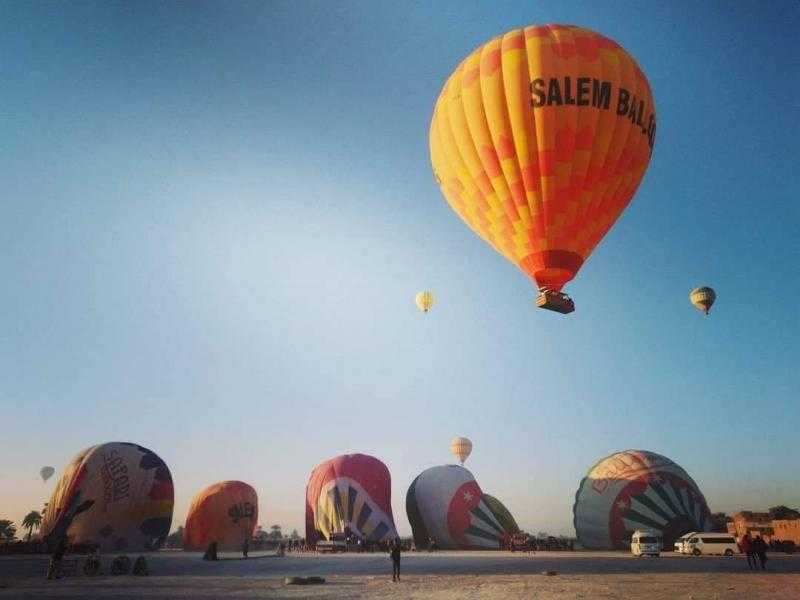 سماء الأقصر تشهد تحليق 30 رحلة بالون طائر على متنها مئات السياح