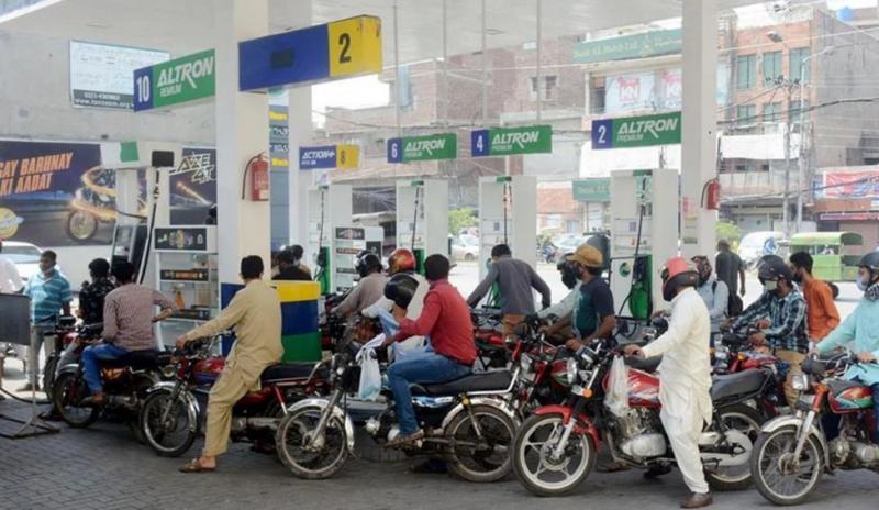 باكستان تخفض أسعار الوقود 9 روبيات للتر لمدة أسبوعين