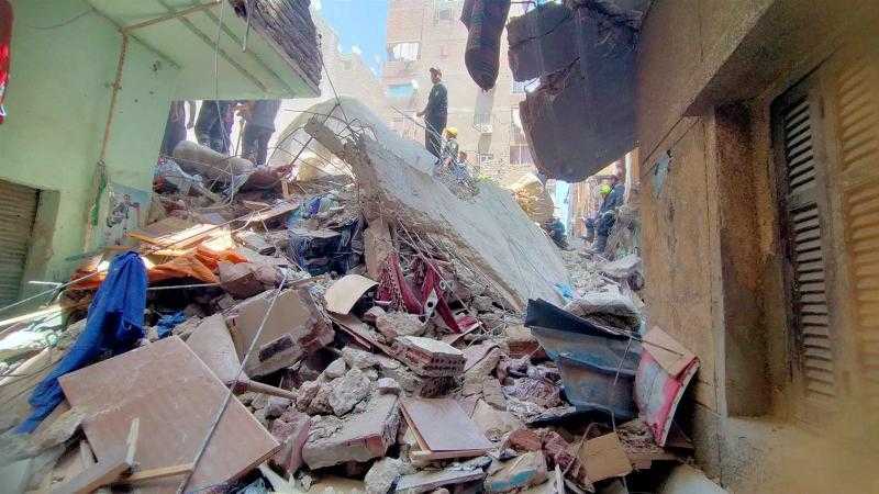 الحماية المدنية تواصل جهودها للبحث عن 5 مفقودين تحت أنقاض عقار حدائق القبة المنهار