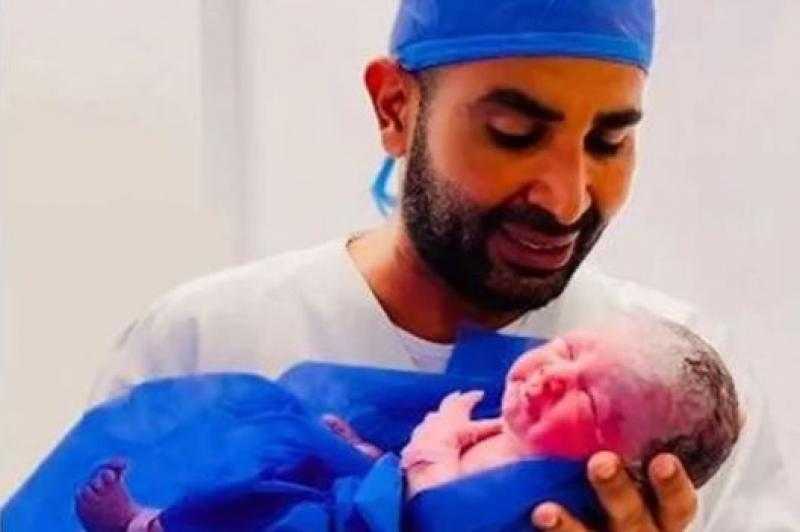 أصدقاء أحمد سعد يحتفلون معه بقدوم مولودته الجديدة