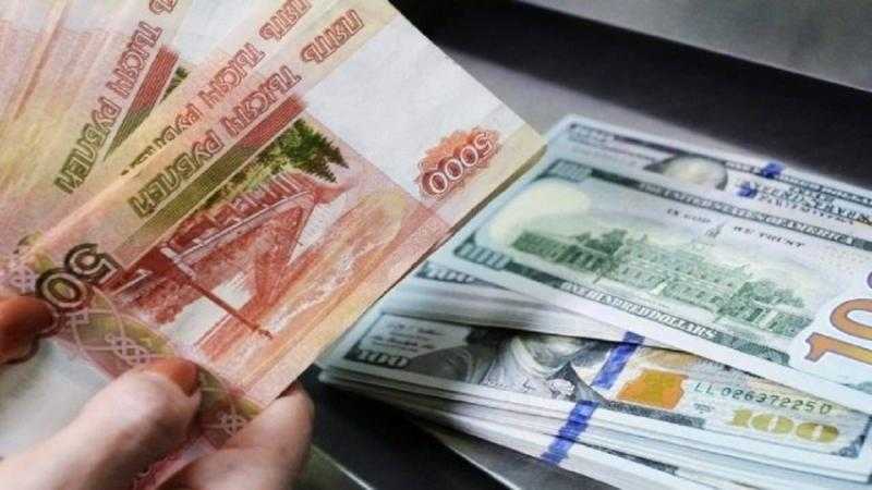 تراجع الدولار إلى أقل من 93 روبل للمرة الأولى منذ 18 أغسطس