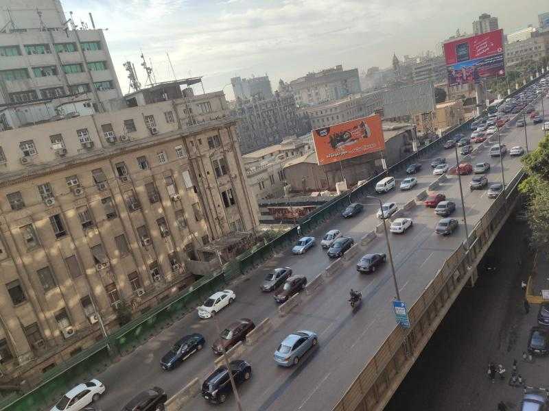 نائب محافظ القاهرة يوجه بإصلاح جزء بسور كوبري أكتوبر