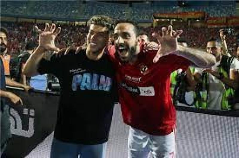 إمام عاشور يحتفل مع الأهلي بدرع الدوري وسط هتافات الجمهور