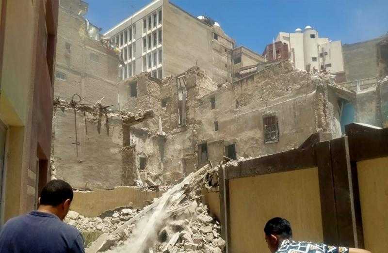 إزالة أجزاء متصدعة من عقارين بـ”جمرك الإسكندرية”.. والحي: صادر لهما قرارات هدم | صور