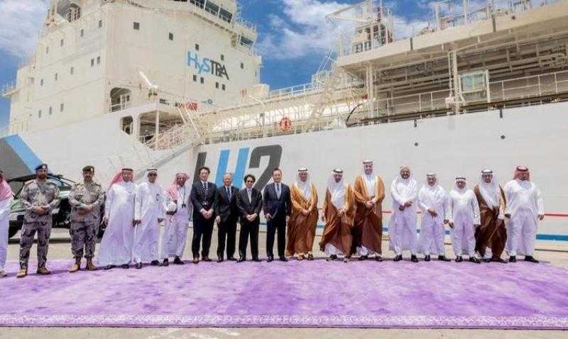 وزير الطاقة والاستثمار السعوديان يزوران ناقلة الهيدروجين اليابانية الأولى عالمياً بميناء جدة