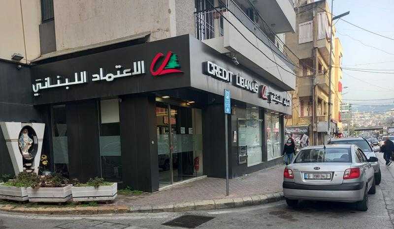مودعان يقتحمان مصرفا لبنانيا للمطالبة بوديعتيهما
